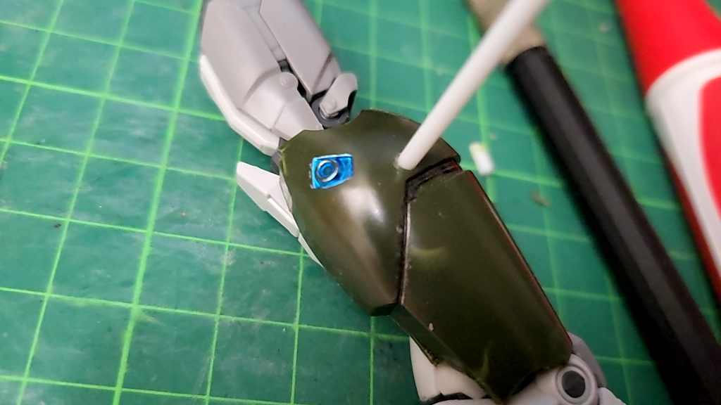 太股のパーツは2㎜棒で取り付け