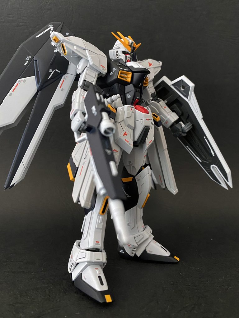 シールド裏もピン跡や肉抜きを埋めてディティールアップ。