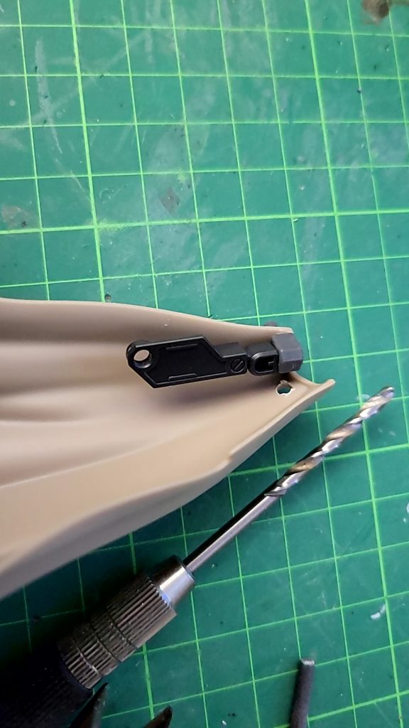 マントの後ろ側にレクスのサブアームを取り付けダインスレイブの装弾用