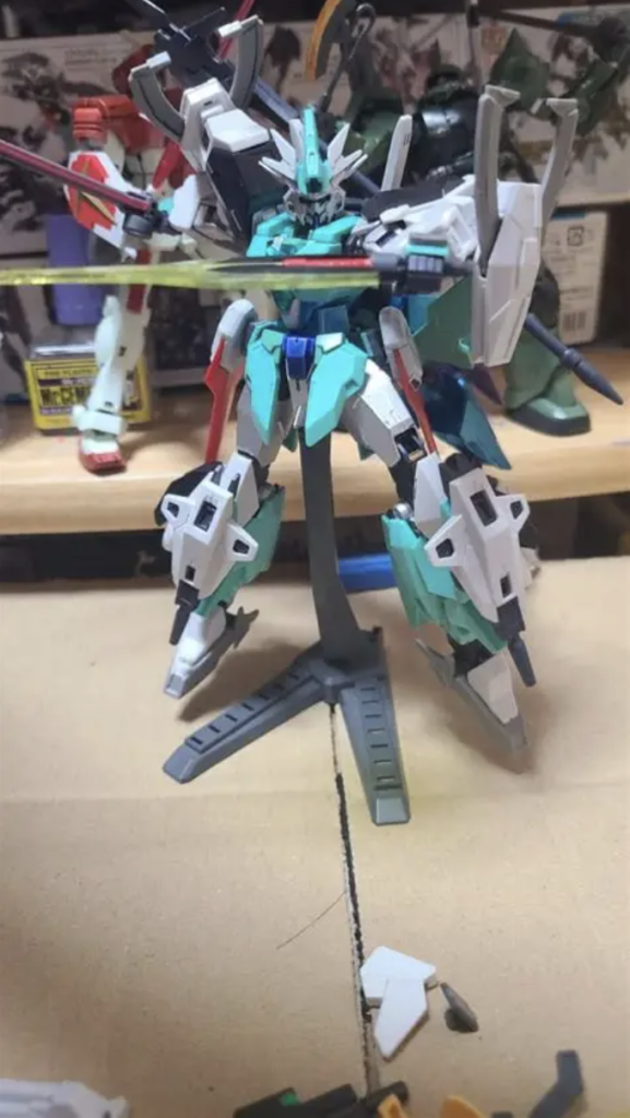 コアガンダム自体の全体像。コアスプレーガンに余りパーツのシールドをはっつけてドア銃みたくしたのに、フェイクνのライフルパーツ改造したやつをつけたのを基本装備に、シュバルゼッテの刀をそのまま流用したのを装備してます。ライフルパーツにエクシアのサーベルを一部はっつけてるのでサーベルとしても使えたりします。