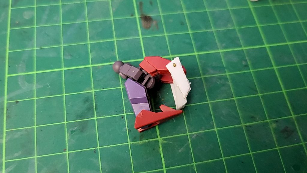 指はベギルペンデのフッドパーツに1㎜プラバンを貼り着け