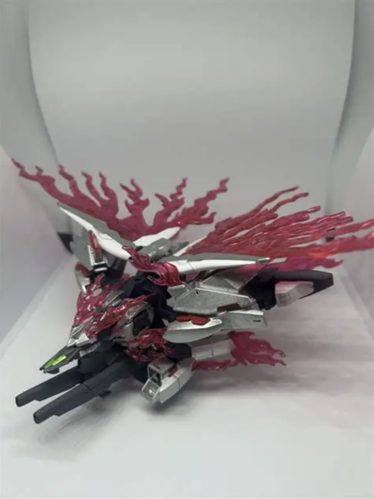 コアガンダムにアーマーを装着した状態でのファントムライト発動時の写真です。