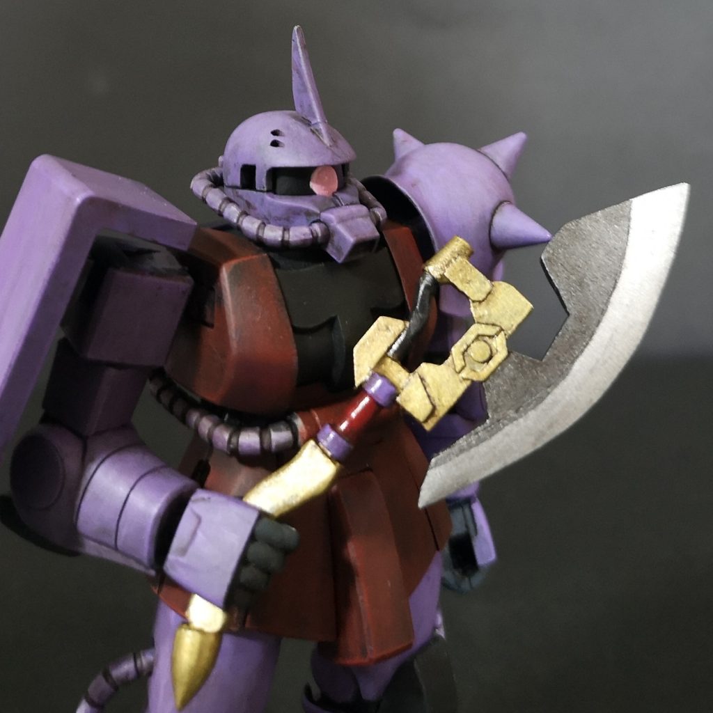 改修部分は頭部バルカンを表現するための穴あけと、ツノの追加ツノは撮影しているうちにポッキリ折れてしまいました ・゚・(つД`)あとはガルマ専用と言ったら、大型のヒートホークかな?と思ったので自作、アップで見ると残念ですが遠目に観れば、まぁ良い雰囲気ですマゼラトップ砲は断念しました。