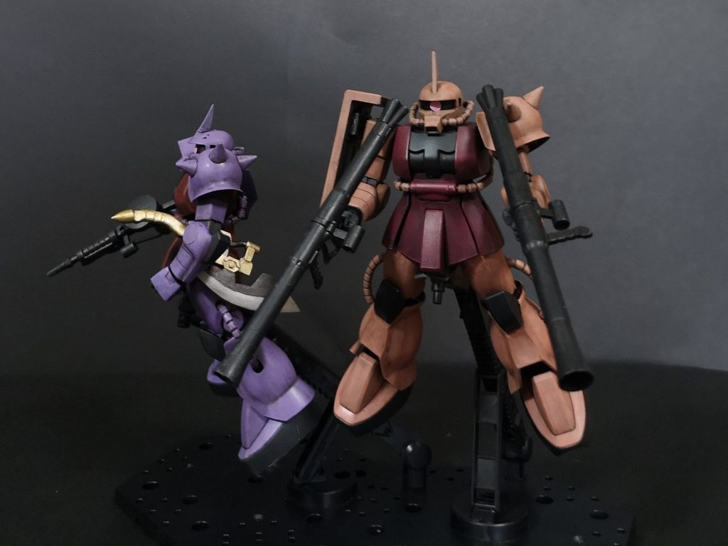 シャア専用は特に工作なしでも、カッコいいなコイツHGUCの古い方ですけど良いキットですよね
