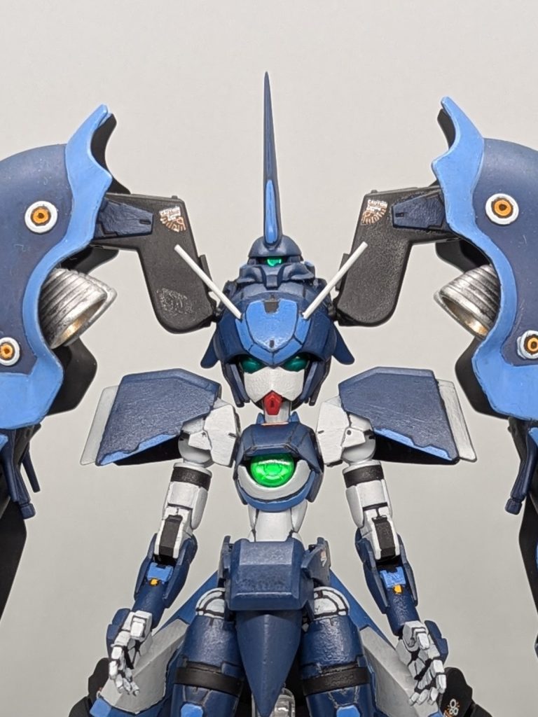 30MMのアチェルビーの顏をガンダムっぽくするために、真鍮線でガンダムMk-V風のV字アンテナを付けたり、フェイスマスク、赤色の口元（EGのガンダムの額です）を付けたりなどして工夫をしてみました。機体名は、元の「クシャトリヤ」がインドに由来した名前だったので、同じくインド由来でなおかつ女性らしさがあるものが良いと思い、インドの女神さまの「パールヴァティー」からもじって名付けてみました。