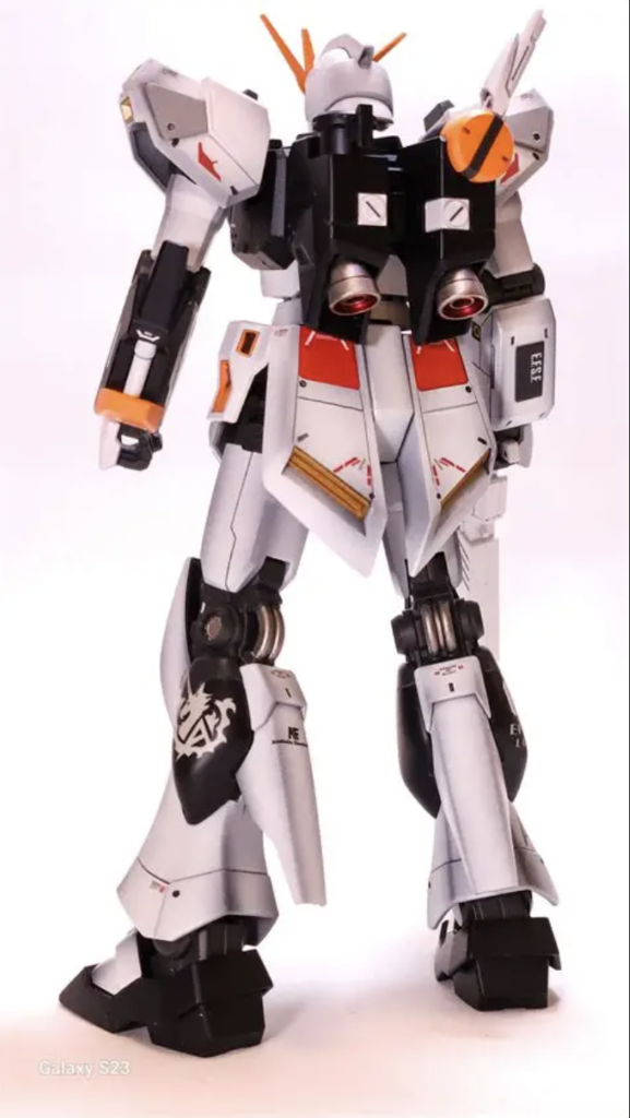 背面。スラスターは小型の一体型だったので、切り飛ばして壽屋のものに変更しています。