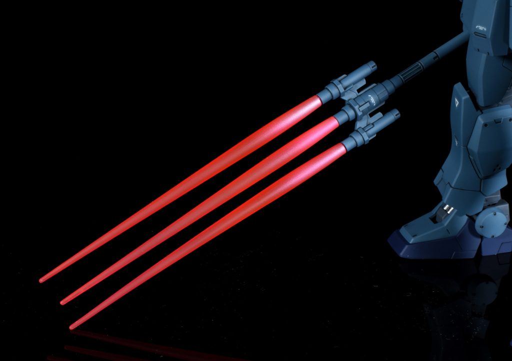 ビームトライデントガンダムエース付録の武器を持たせています。蛍光カラーと、パール塗装を行っています。