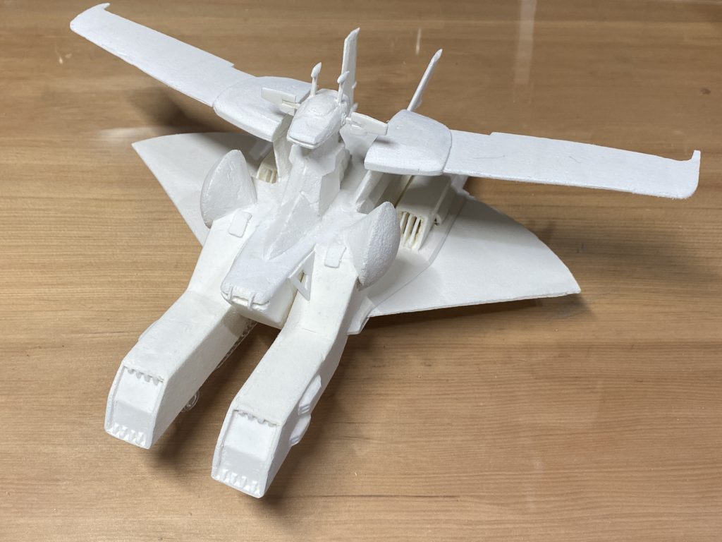 完成!と思いきや、この後コミックを読み直して少し修正しました。補助翼も大きかったですね。