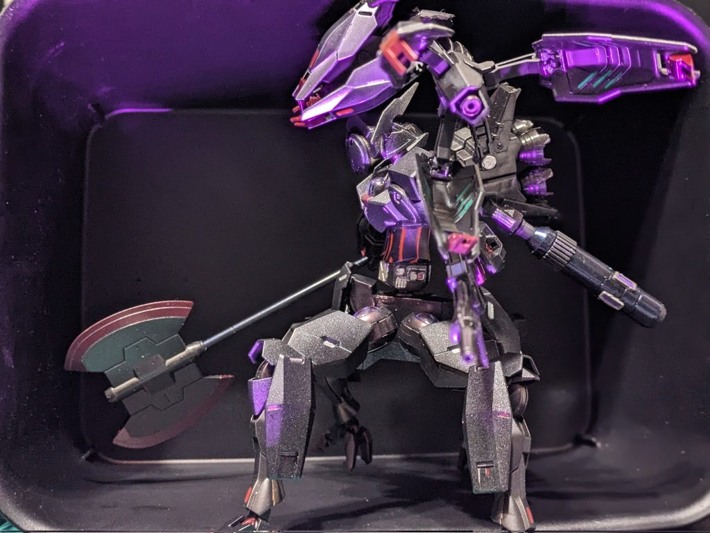 ブラックライトで照らすと目がこちらを見ているかのように光るのが特に気に入ってます。