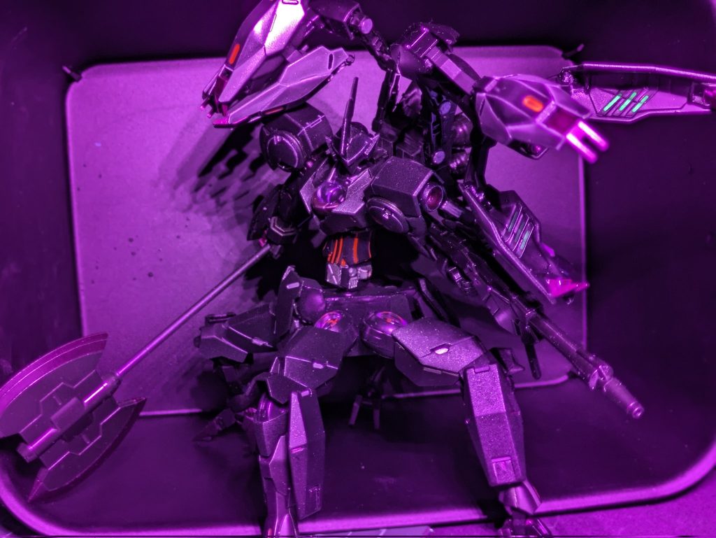 初蛍光エナメルを使って光らせてます。というかビームブレイサーのシール考えたやつ誰だよ。