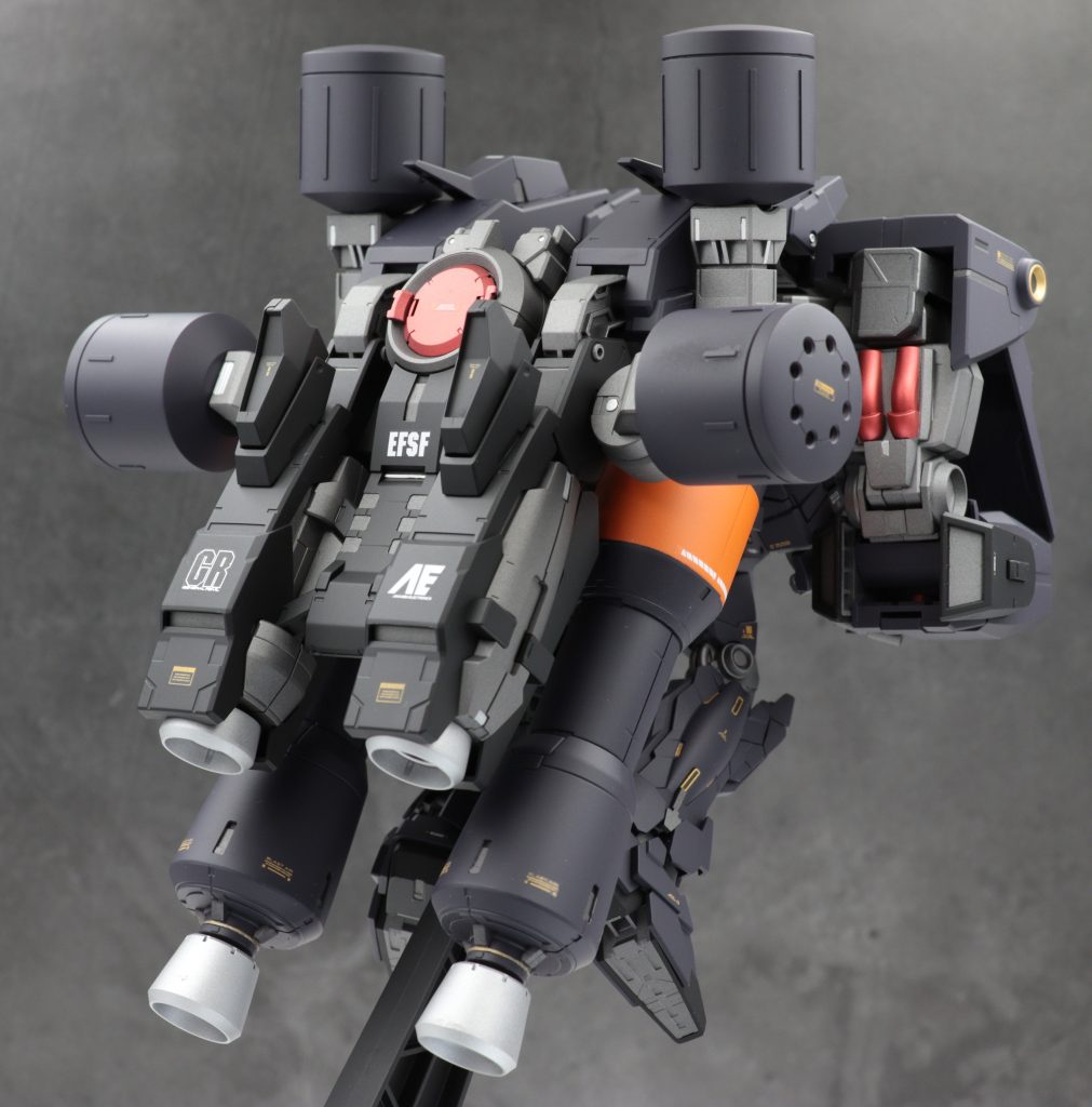 背部はクシャトリヤ・リペアードを参考にプロペラントタンクを増設。