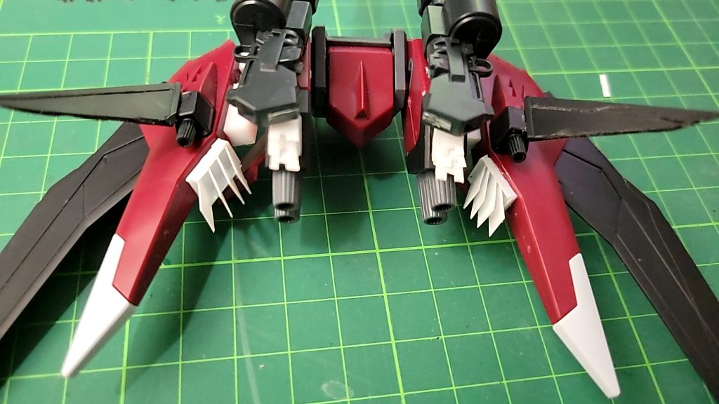 羽の一部を切って形を整えたりダクトをプラバンで作りディテールアップ