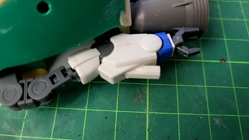 アレンジ接近戦用のサーベルやアームを取り付け