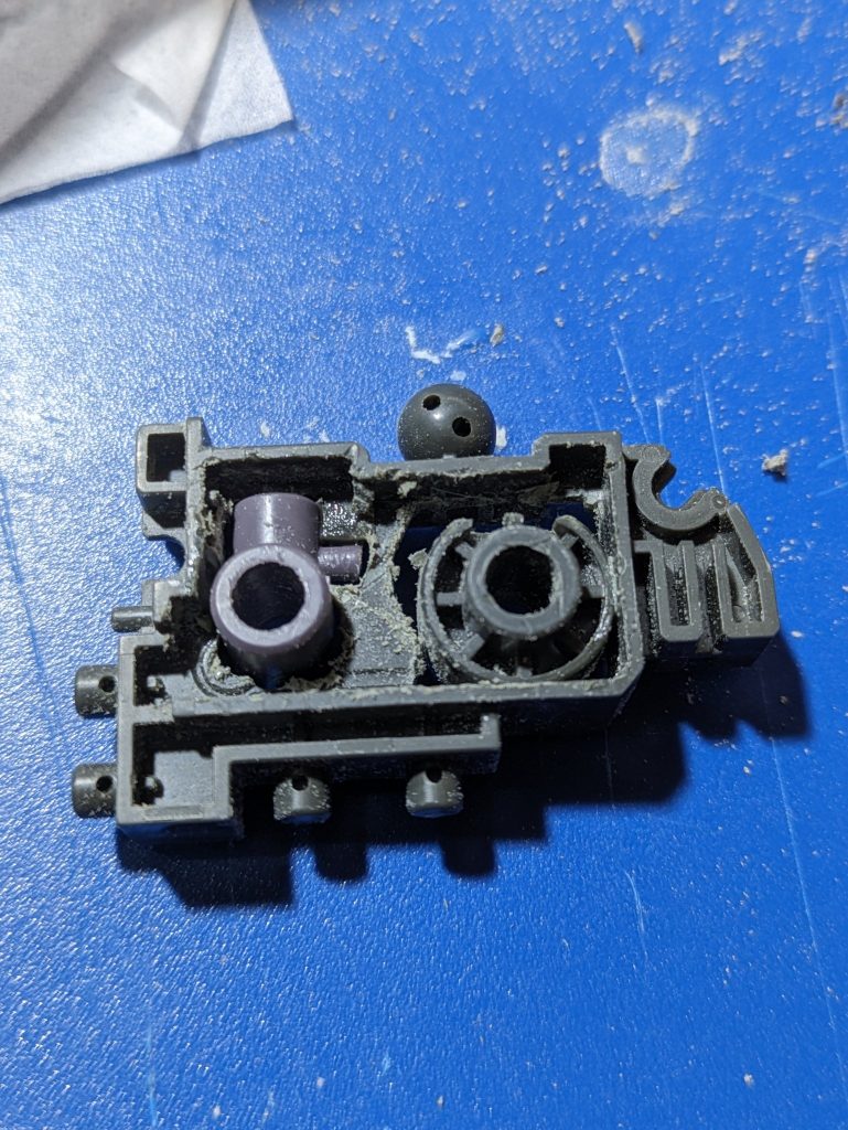 中身をくり抜いてこのような配置にすると4脚が捗ります。