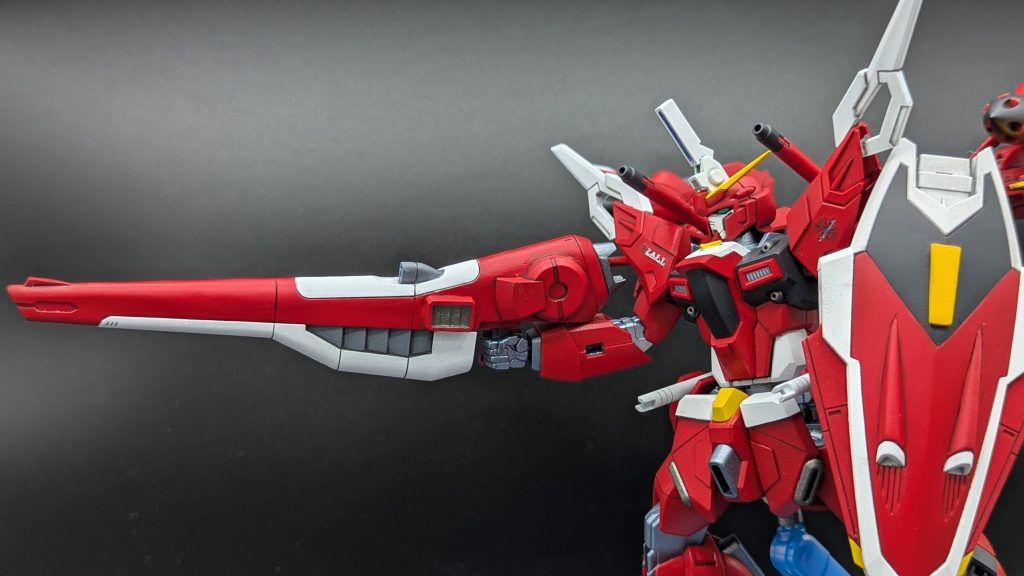 セイバーとジャスティスをミキシングした作品を色々と参考にしたのですが、自分なりのオリジナリティを持たせたかったのでフォランティスに装備させずに手持ちのライフルにアレンジしてみました。バランスを取るためにグリップエンドを何ミリか延長しています。