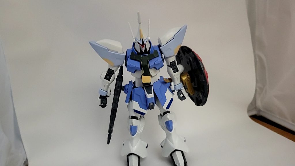 胸部にサバーニャのパーツをつけ肩の穴をパテで塞ぎ、フェイスパーツもパテで整えサイドスカートを左右取り替えました 