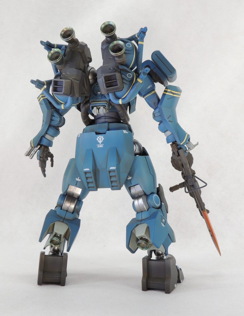 バックパックは軍警ザクの大腿部を使用しました。1mmφ真鍮線による軸打ちにより、脚の付け根の球体関節と背中を接続しています。