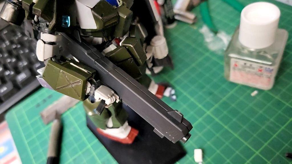 メイン武器はリーオーのバズーカ