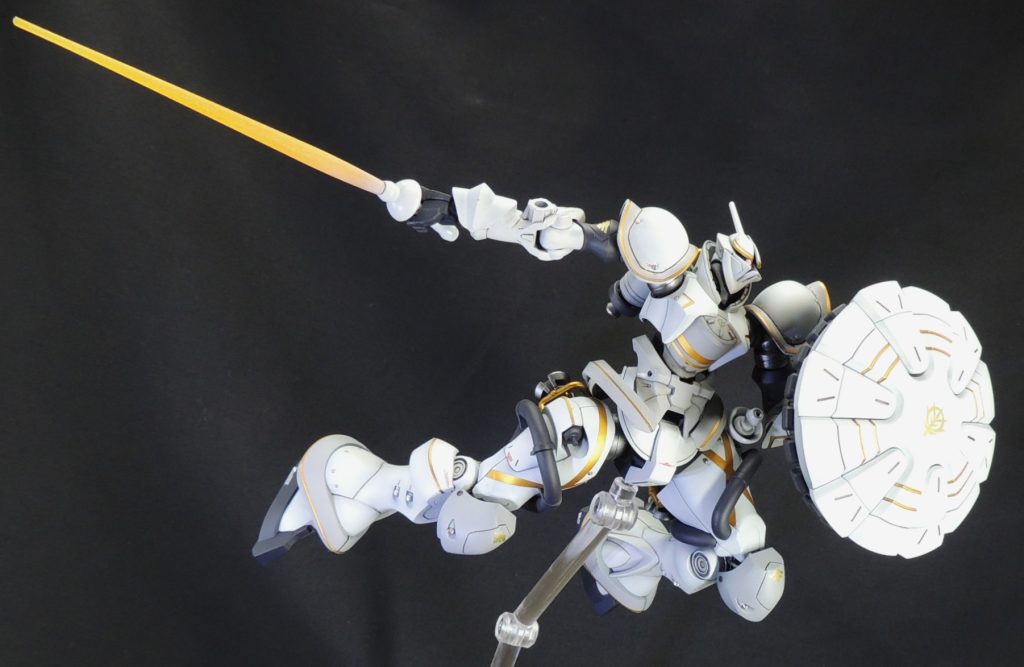 手首の部品は、取付用の軸を削り込んで後ハメ加工しました。これにより、腕部分の合わせ目消しが楽になりました。