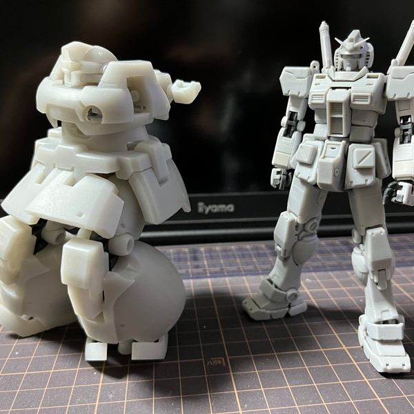 ●ナイトウォーカー…病弱に加え日光にアレルギーを持つようになり、服部半蔵・影の軍団(古～っ！)のような扮装でしか日中歩けませんが、夜に住まう者としてパートナーには「かっこいぃ！」と好評(笑)、オタク同志でよかったと思う今日この頃。その貴重な夜の時間を奪ってた新作のガンダムも終わり…改めて作業は今こんなところ。ていうか、誰か覚えてました？(^^ゞ。生きてますよ～。●二次元のウソVer.Kaにすると…なんか通常版よりやっぱデカくなる気がする…。と並べて思う。それはそれとして…やはり少しテンション上がる。カトキ先生の絵にはほとんど無いのですが、拝見しているこちら側の認識に二次元から三次元への誤解が出ちゃいます。また、可動させる前提の為に最適なパーツのハメアイも求められます。それを洗い出す為には実際にテスト出力を重ねなければなりません。(注)リックですが、ホバリング調のポーズも大切(写真参照)ですわな。 税金・保険・ソフト更新料・手術代に物価高/米高騰！ここに加えての高価レジン。もう貧乏人の僕には致命的な出費です(ノД`)・゜・。でも…しみじみやるのさ。 （4枚目）