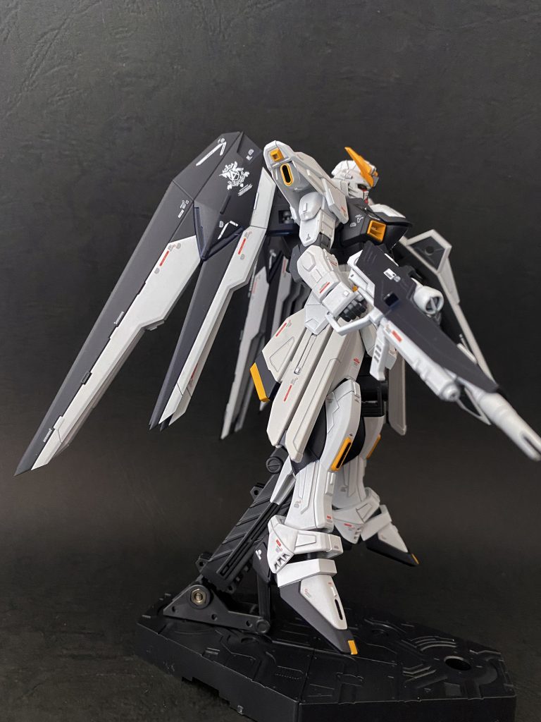 翼は余分な抵抗がないようにアッサリと。ただ先端は尖らせました。