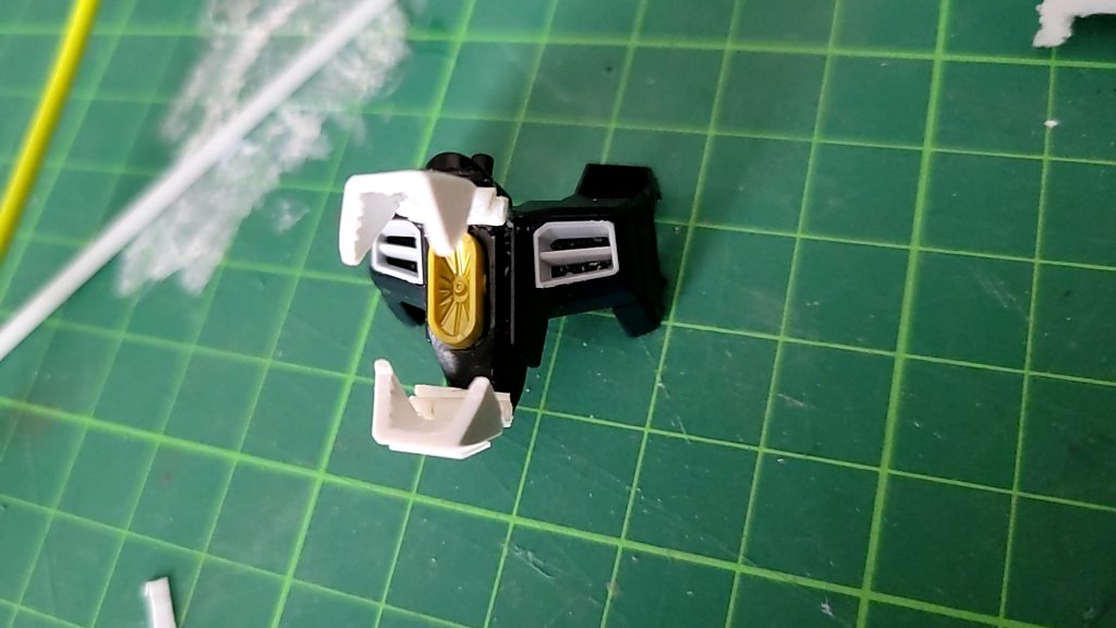 旧HGストフリの膝のパーツを使いマイフリの腹部ビーム砲のハッチを制作