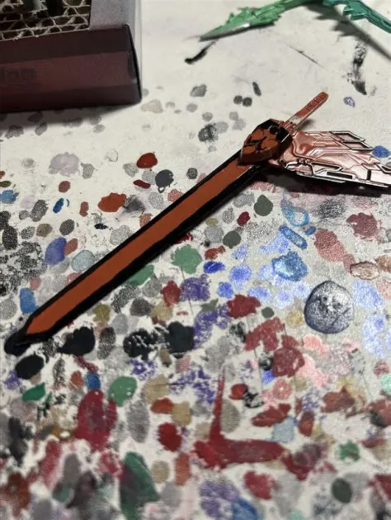 無銘剣虚無みたいな武器も作ってみました。最初はプラ板で自作しようとしたんですが、めちゃくちゃ失敗しまくってしまい今回は断念し、似た感じの武器をジャンクから引っ張り出して作りました。