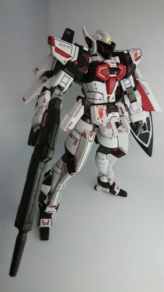 デカールを初めて貼ってみました。途中から楽しくなってきてしまい気付いたらみっちり貼ってました。今後はもう少し控えめに…。シールドの上下を間違えたままデカールを貼ってしまってもう逆さまのままでいくしかないです笑