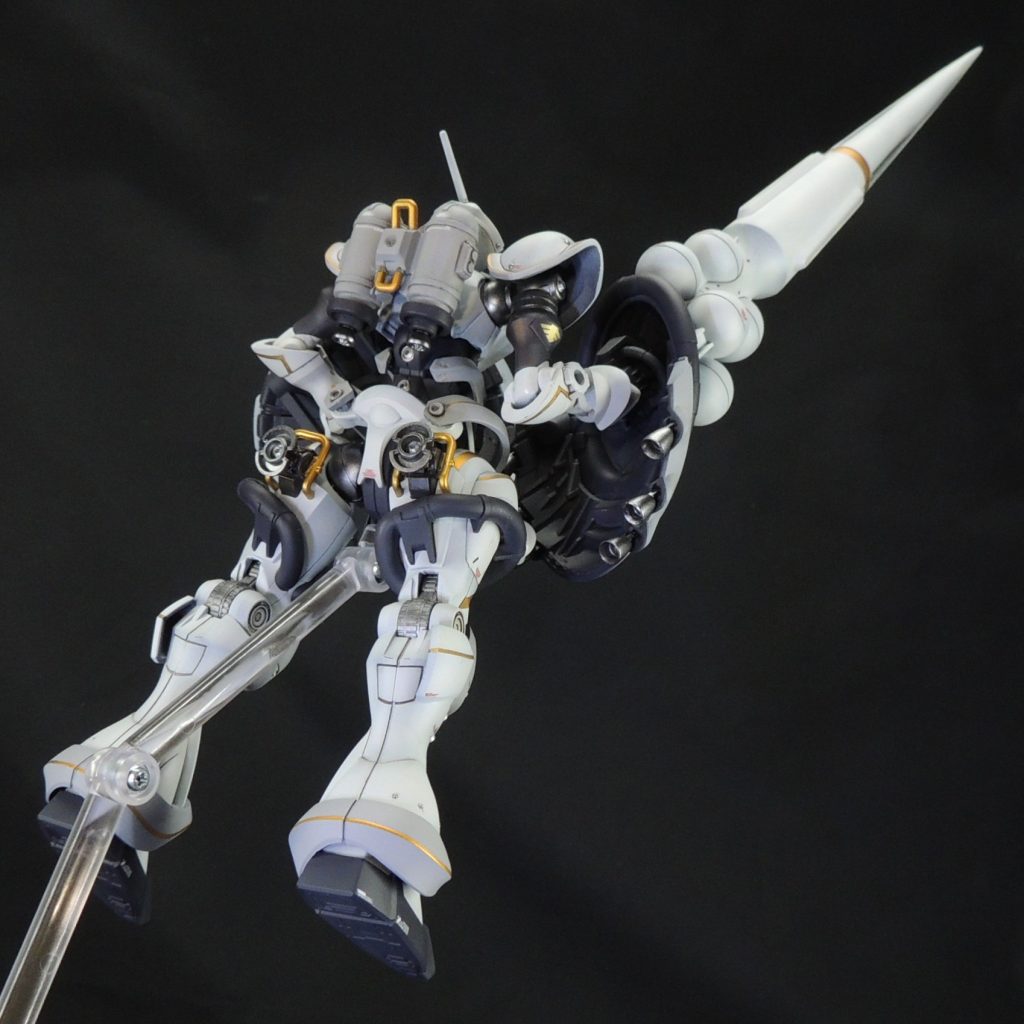 バックパックは、パーツを貼り合わせると、接合面が段落ちモールドで処理されているのですが、好みで隙間をパテで埋めています。