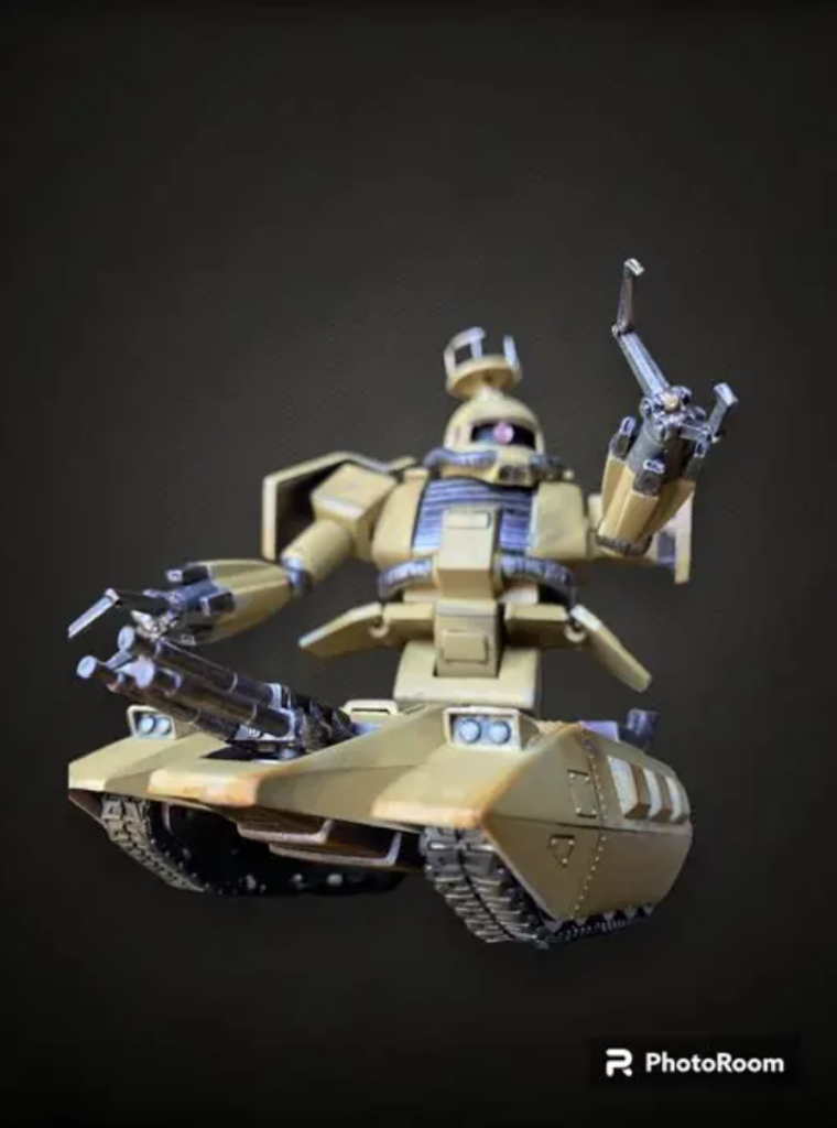 下から見上げるアングル。キャタピラもウェザリングマスターで仕上げました。