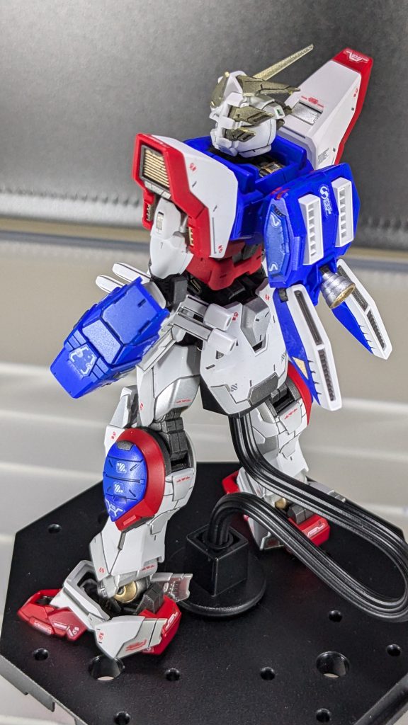 今回は、写真のように全塗装で仕上げており、一部ホワイトの部分に追加で薄いグレーを乗せ、情報量の増加を狙っていますが、基本的には追加のスジ彫りはせず、付属のデカールを説明書通りに貼り付けた後、つや消しトップコートで仕上げる形としています。実は写真では分かりづらいのですが、レッド及びブルーの箇所は2色使用し、情報量の増加を狙ったのですが、どちらも色が似すぎていたために肉眼でもかろうじて分かる程度の違いとなってしまいました・・・。