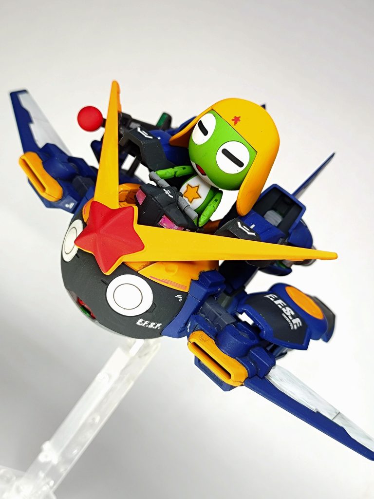 ジェット形態（MA形態）にも変形！変形方式はエピオンと同じエビ反り式です。こちらはしっかりディスプレイできます！