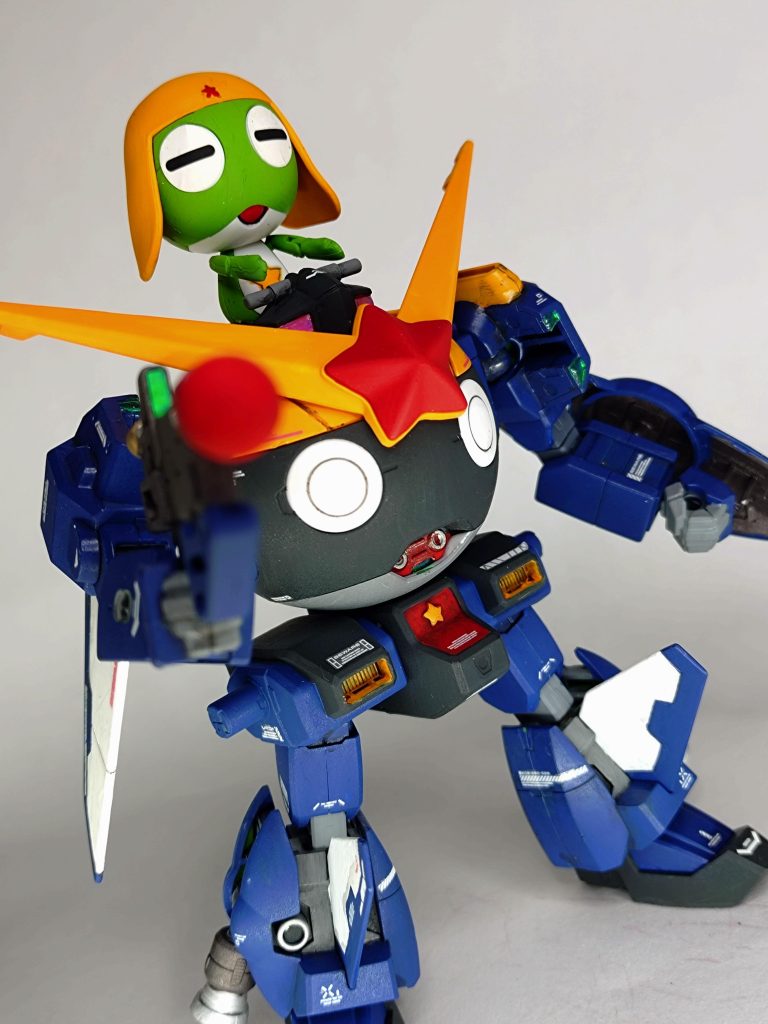 ロボット形態（MS形態）ではジョイントが隠れているためディスプレイスタンドに乗せられず、ポージングが限られてしまうのが悔やまれる…