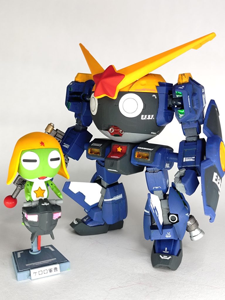 付属の台座もそれっぽく仕上げ。随所にガンプラ愛を感じるオリジナルロボですねー、これは良キット。