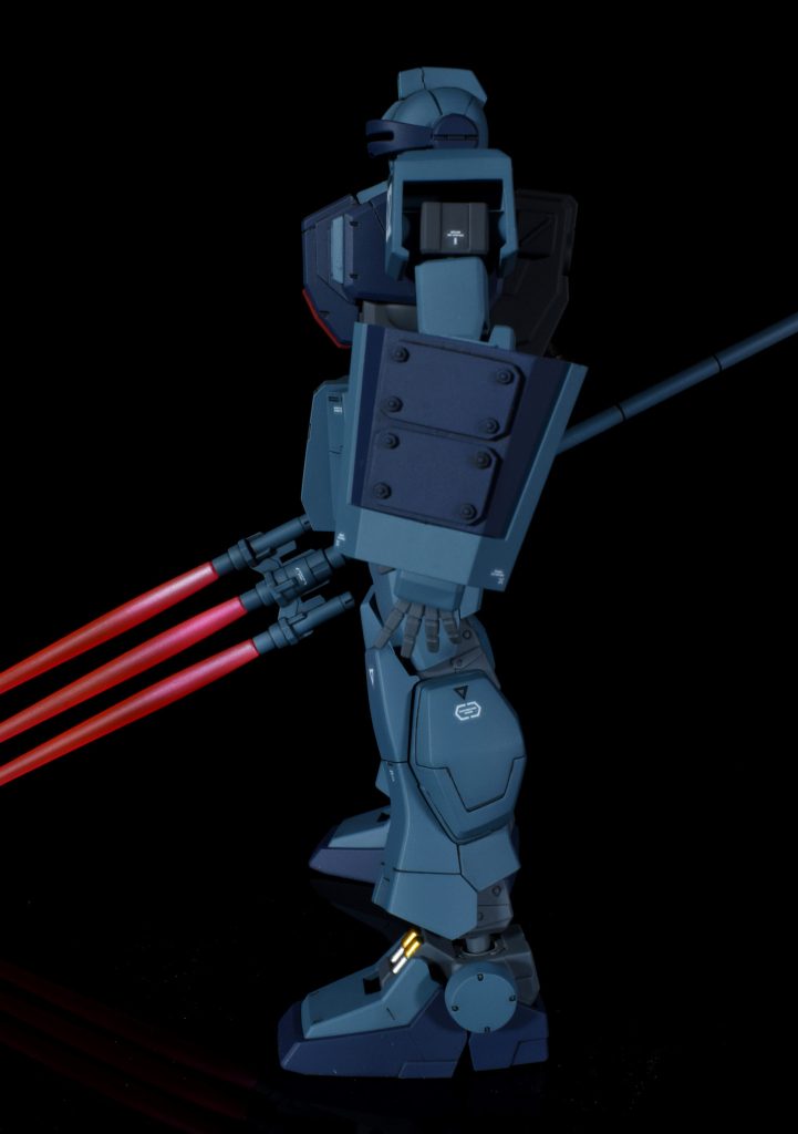 ショートシールド戦闘時に邪魔にならない様に最低限のサイズに、さらに装甲を追加して強度を上げています。EGガンダムのシールドをカットして、プラ板で装甲を追加しています。現地改修機感も意識してみました。