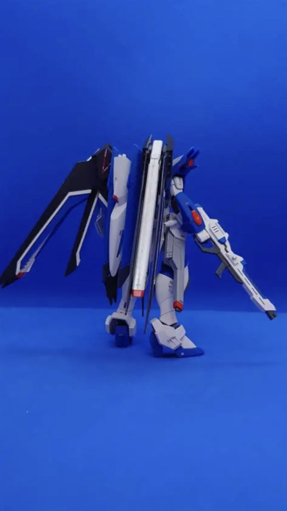 成型色の中でも特にビームシールド奇麗だなーと思ったり、顔良いなーと思いながら組み上げて。少しだけ工作したら、それだけでもう素直にかっこいいと満足してしまいまして。手元に余っていたデカールを使って完成にしてしまいました。