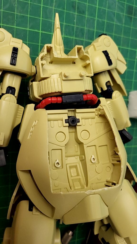 バックパックをカットし、リアスカートをくり抜く