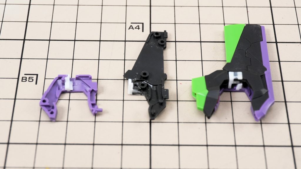 ショルダーアーマーは不要な部分をカットしジョイントを新たに設けそのまま上から乗せるような方法で取り付けています