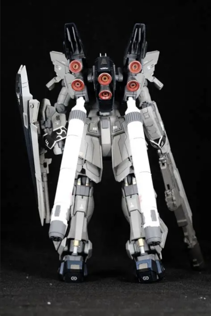 バックパックには上部の所が寂しかったのでファン？を二枚づつ追加。プロペラントタンクはコトブキヤの物を接続部を切り離して接続しました。アキレス腱部分にはシリンダーを追加。