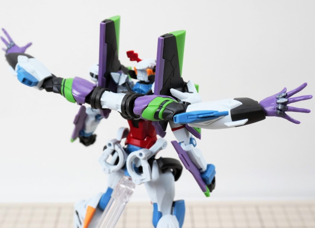 バックパックは腕になるようにエヴァの上腕を挟み込みましたショルダーアーマーと干渉するのでバックパックは後方にスライドさせています