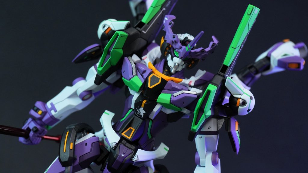 カラーパターンは全身パープルのエヴァカラーは見飽きられているかと思いジークアクスのカラーパターンの赤と青の部分を緑と紫に変更しました