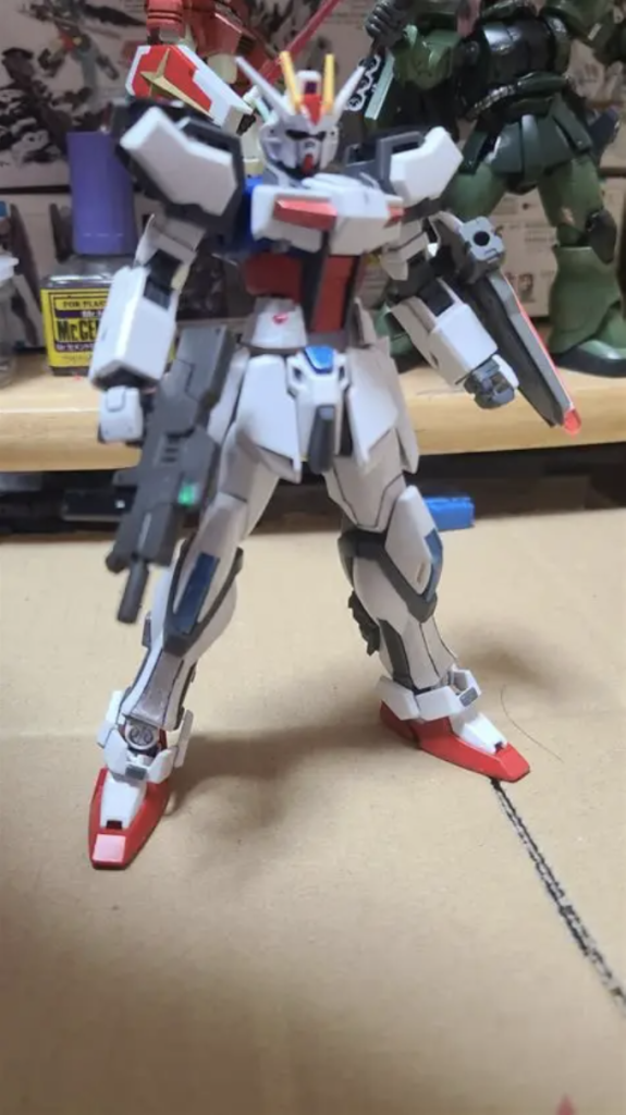 武装を何も付けていない状態。腰を延長してそれを隠すために高機動型ガンダムで余った横浜ガンダムの腰を使ったりして見た目を変え、肩は30msのなんかの肩から一部パーツを持ってきて、エクシードギャラクシーみたく3ミリジョイントが追加されてます。既存のランチャーとかは付けれなくなりましたけどね……。