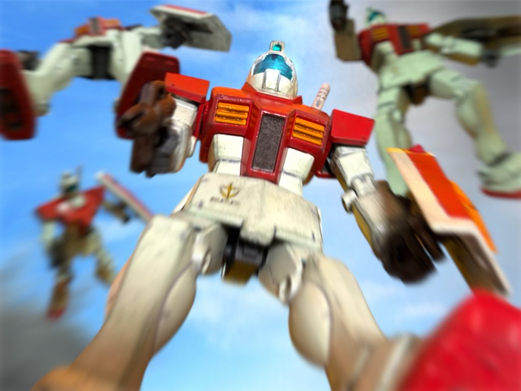 天を仰ぐと、見慣れないMSが”降ってくる”のが見えた。連邦軍の量産型MS、ジムである。 これが”ジオンのやり方”、宇宙からの空挺作戦である。ジオンが地上を制圧する際に取った作戦だ。宇宙艦隊から地上に向けて射出された輸送艇やHLVから、MSが地上の攻撃地点に降下攻撃を行う。 ベルベット作戦の第1次攻撃は、レバノン・エジプトの海岸線を中心に、ジオンよろしくの降下作戦を仕掛けて制圧する。そうして海、陸、宇宙のあらゆる場所から物量戦を仕掛ける。今ごろはこの先のダマスカスの空港も、宇宙からの空襲を受けて陥落しているだろう。 海から、陸から、空から、そして宇宙から、砂漠を覆い尽くしていくような作戦の様相が、ヘントの脳裏に先ほどの”ベルベット”のイメージを呼び起こさせる。