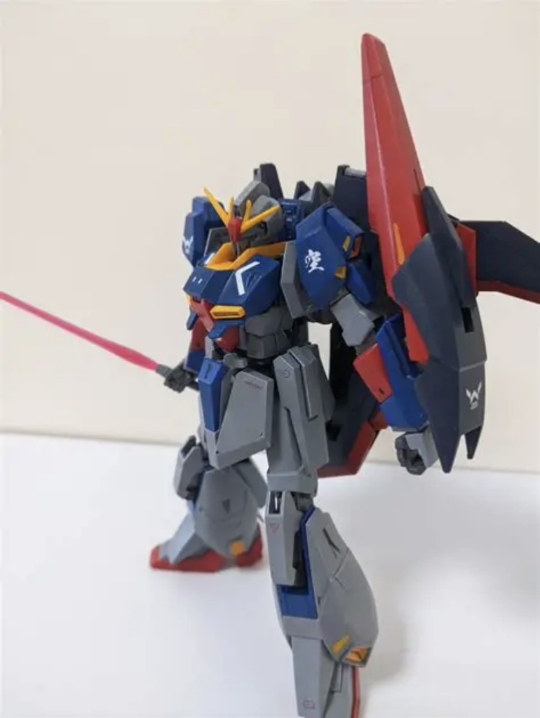 白塗装苦手なのでグレーに。青色の部分はインディブルーにグリーンを混ぜてターコイズブルーっぽくしましたが撮影下手なので見えません💦