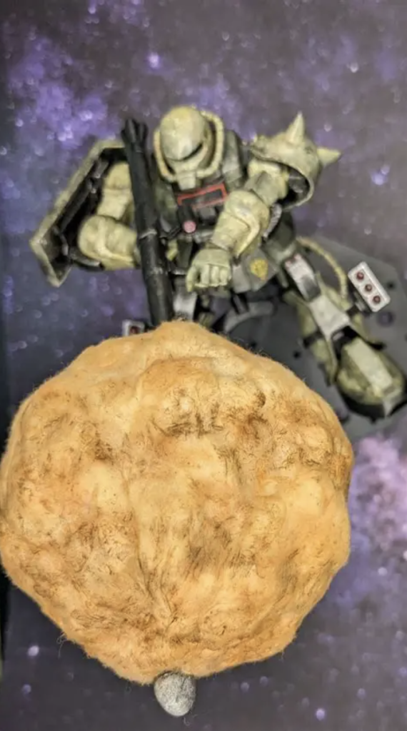 この玉の作り方ですが100均で購入した発泡スチロール玉に丸めたりちぎったりした古くて使えない脱脂綿を、タミヤの接着剤でペタペタ付けていき、ウェザリングカラーのステインブラウンと水性ホビーカラーの黒鉄色で筆塗りしました。塗料を筆に付けたら、一度キッチンペーパーの上に塗りつけて、少し乾き目の状態で塗り塗りしたり、少し濃い目に筆に付けたりを交互に。それを指で、擦る(こする)を繰り返して塗りました。『指を使って擦る(こする)』がなかなか味が出ます。