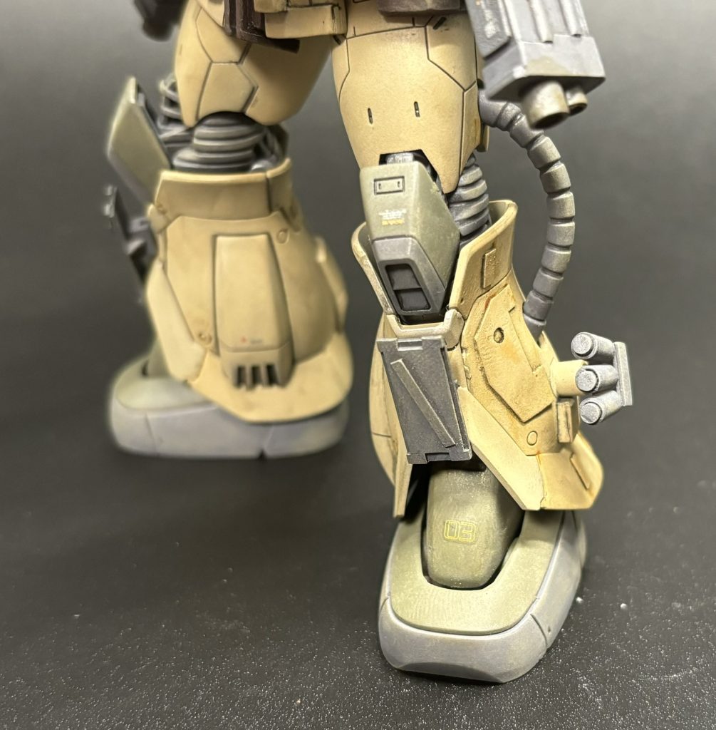 脚部にスモークディスチャージャーと追加装甲