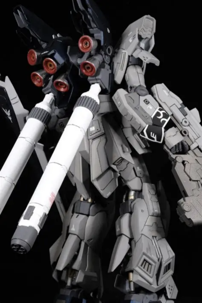 背面斜めから。リアスカートにはサザビーを意識したファンを追加。