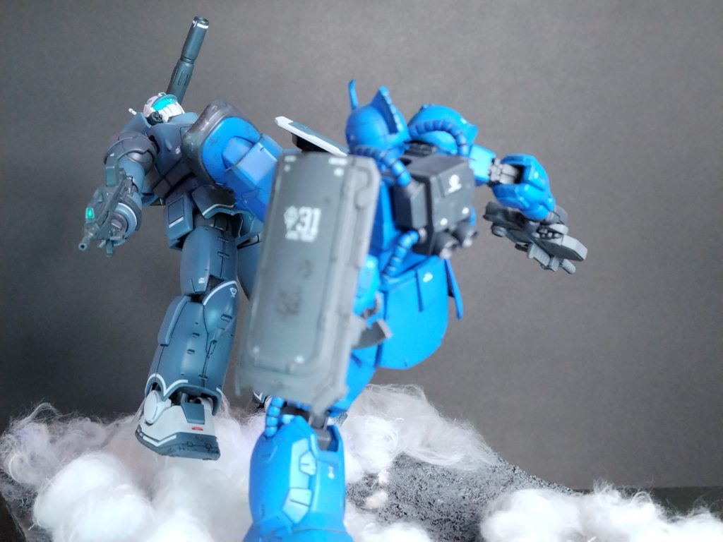 視点を変えて その2ガンキャノンの頭部には、前作のトールギスⅡ撮影時に使用したブラックライトを当てています。ジオラマは、いろんな視点から見られることを想定して作るものなのか、それとも見てほしい視点を固定して作るものなのか、どちらがいいのでしょう。あと、写真撮影も「どこにピントを合わせればいいか」を、結構悩みました。