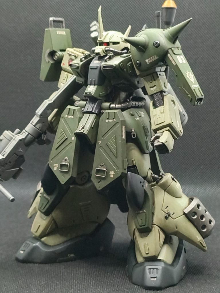 塗装は若竹色、NATOグリーン、NATOブラックのスプレーでザクカラーっぽくしました。