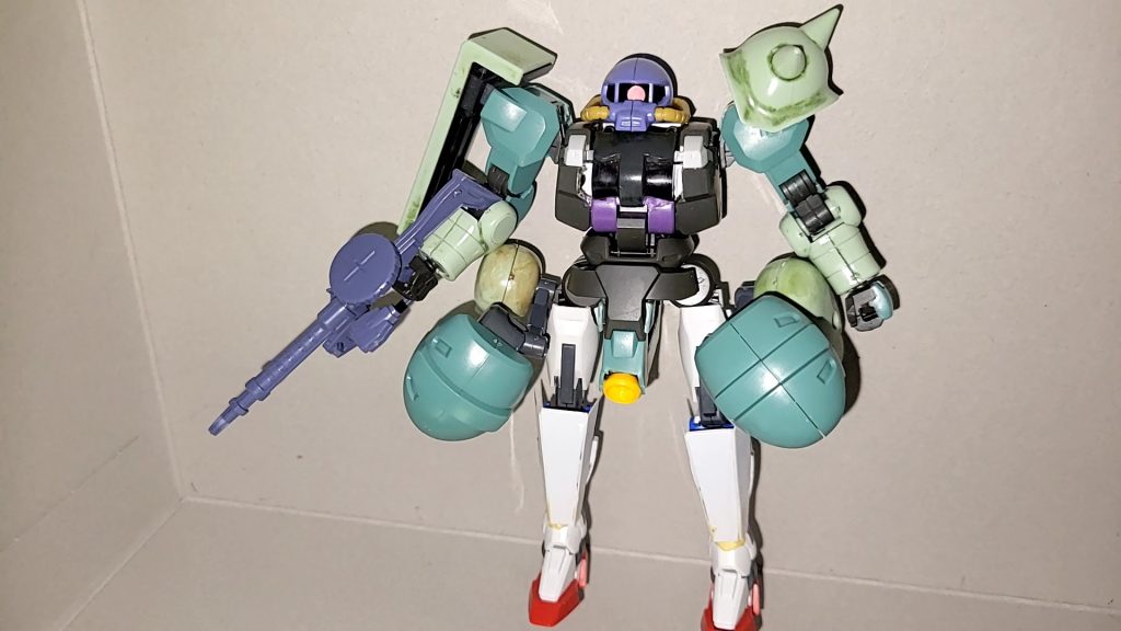 GQザクの足が細く見えたので00のに変更しディランザとザクの太股のパーツを取り付け